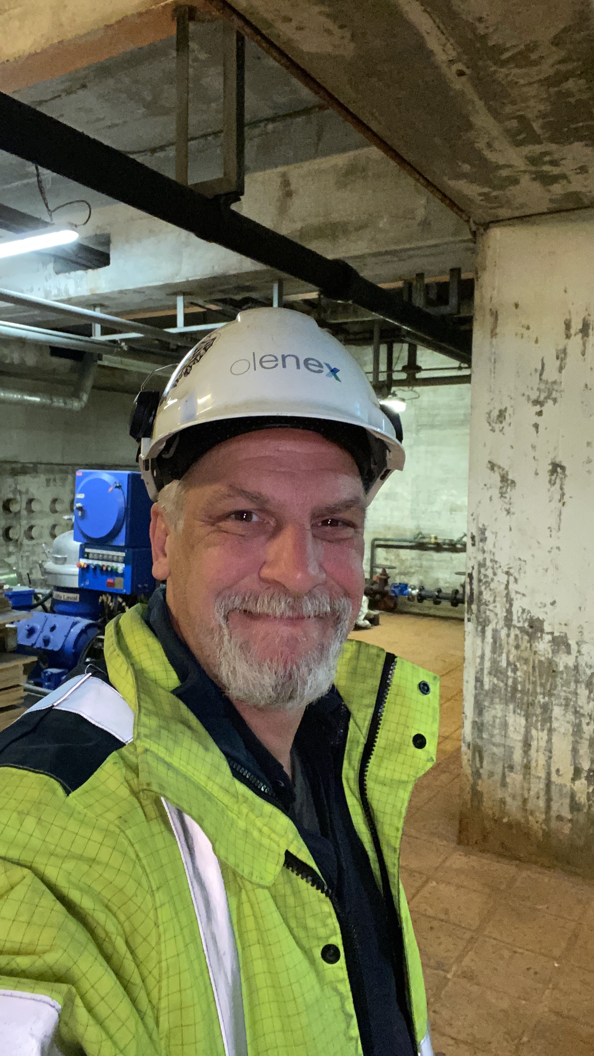 Matthias Kretschmer mit Schutzhelm im industriellen Arbeitsumfeld